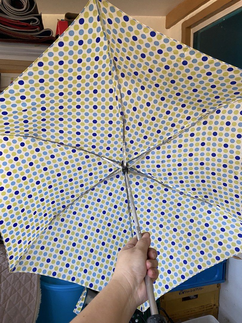 Japan folding umbrella (Category: Umbrellas) located in Santo Tomas. Submitted by yengcarawa67764 (Listing ID 1450148602, Image 2). Description: With sign of usage.