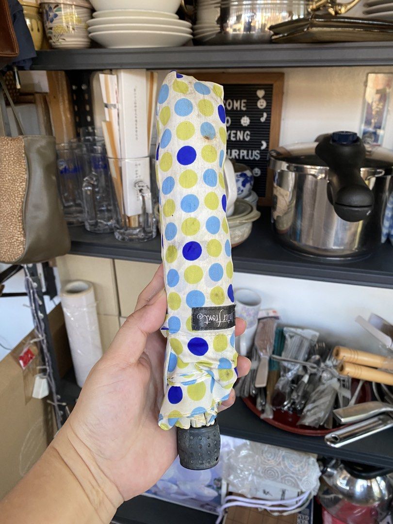 Japan folding umbrella (Category: Umbrellas) located in Santo Tomas. Submitted by yengcarawa67764 (Listing ID 1450148602, Image 1). Description: With sign of usage.