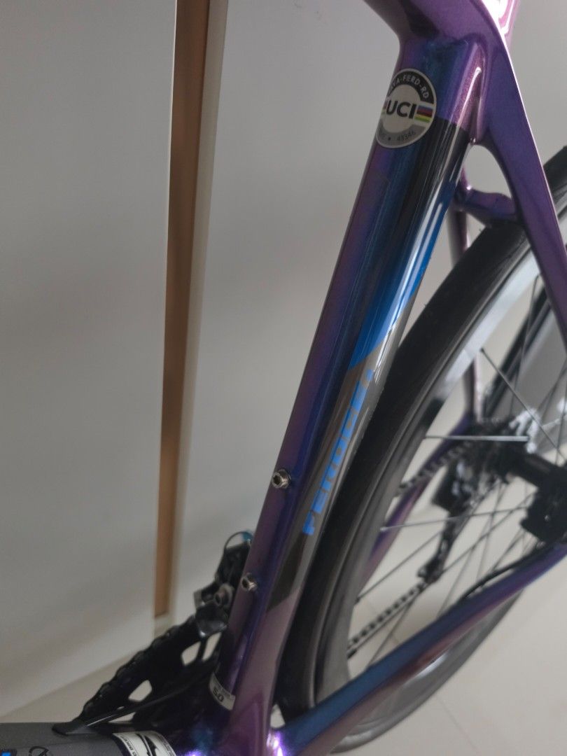 Java Feroce 2 (Category: Bicycles) located in Singapore. Submitted by starkly.co (Listing ID 1450180004, Image 2). Description: Beautiful Colour Changing (Chameleon Colourway) Recently full survived. Change chain,cassette. Upgraded to Ceramic Bottom Bracket Size 50.