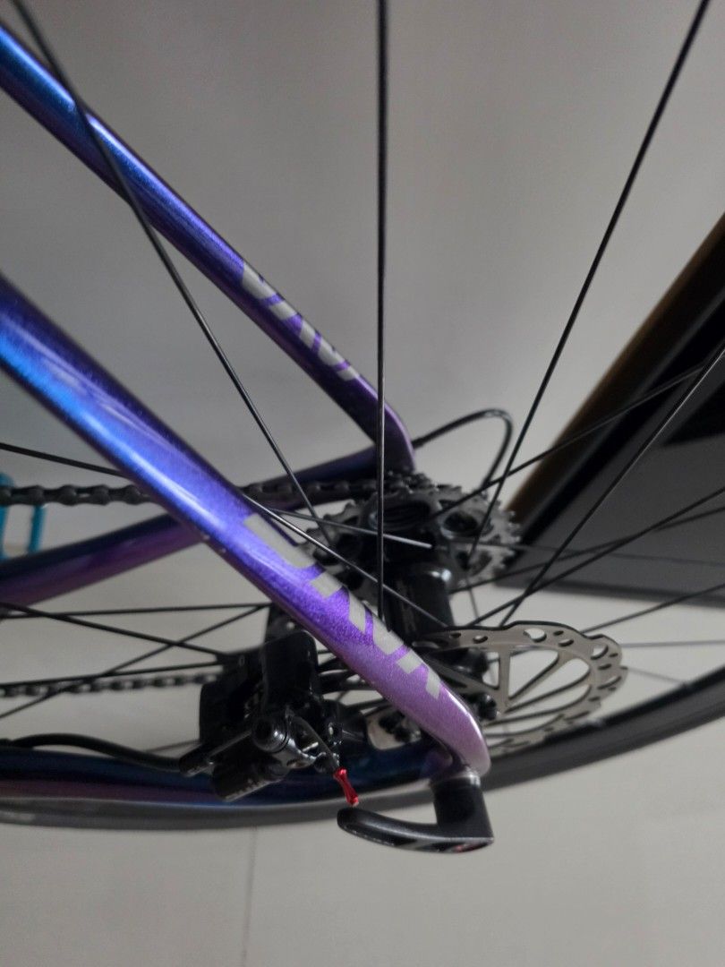 Java Feroce 2 (Category: Bicycles) located in Singapore. Submitted by starkly.co (Listing ID 1450180004, Image 3). Description: Beautiful Colour Changing (Chameleon Colourway) Recently full survived. Change chain,cassette. Upgraded to Ceramic Bottom Bracket Size 50.