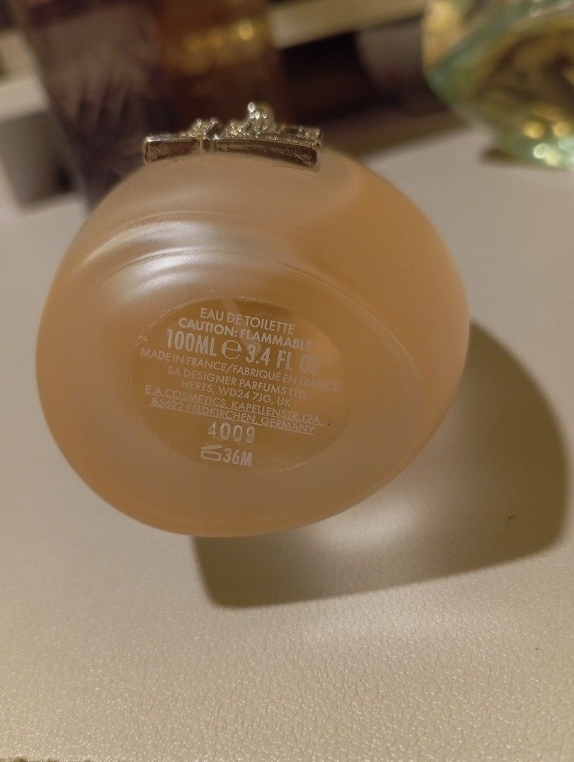 Jennifer Lopez Glow Perfume (Category: Fragrance & Deodorants) located in Cavite. Submitted by aether-elementph_11 (Listing ID 1450317397, Image 3). Description: Original 📍 Bought in Italy Jennifer Lopez Glow 100ML no box Big Size /Smells Fantastically Elegant location Cavite City 📍 can provide Box if needed in the Shipping Original 📍.