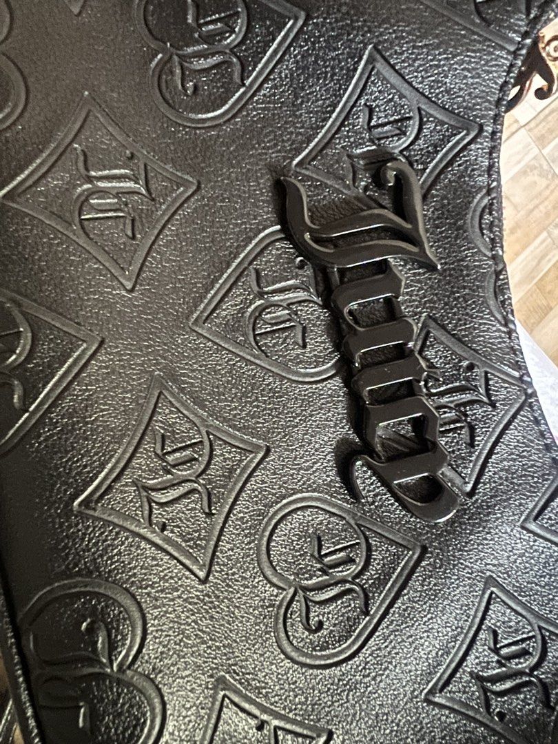 Juicy Couture shoulder/crossbody bag (Category: Shoulder Bags) located in Manila. Submitted by aicalicious (Listing ID 1450159451, Image 3). Description: - Juicy Couture shoulder/crossbody bag - This is authentic and bought it from Canada - No other inclusion - Some minor dents but not visible - Slightly negotiable. No lowball offers, please. Can do meet up (around Sampaloc Manila only) or Lalamove 📩 Feel free to message me if you have any quest