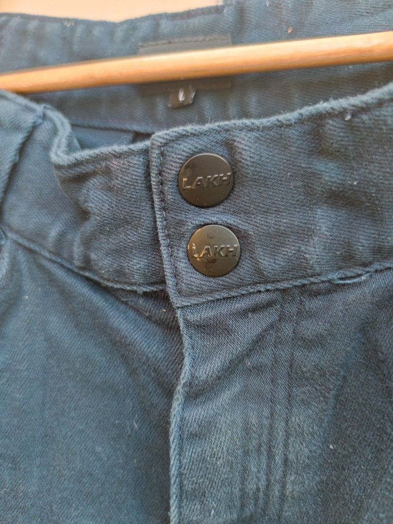 LAKH 12-Pocket Cargo Pants (Category: Jeans) located in Pasig City. Submitted by ftwind (Listing ID 1450243594, Image 3). Description: - premium and heavyweight material - branded buttons and zipper.