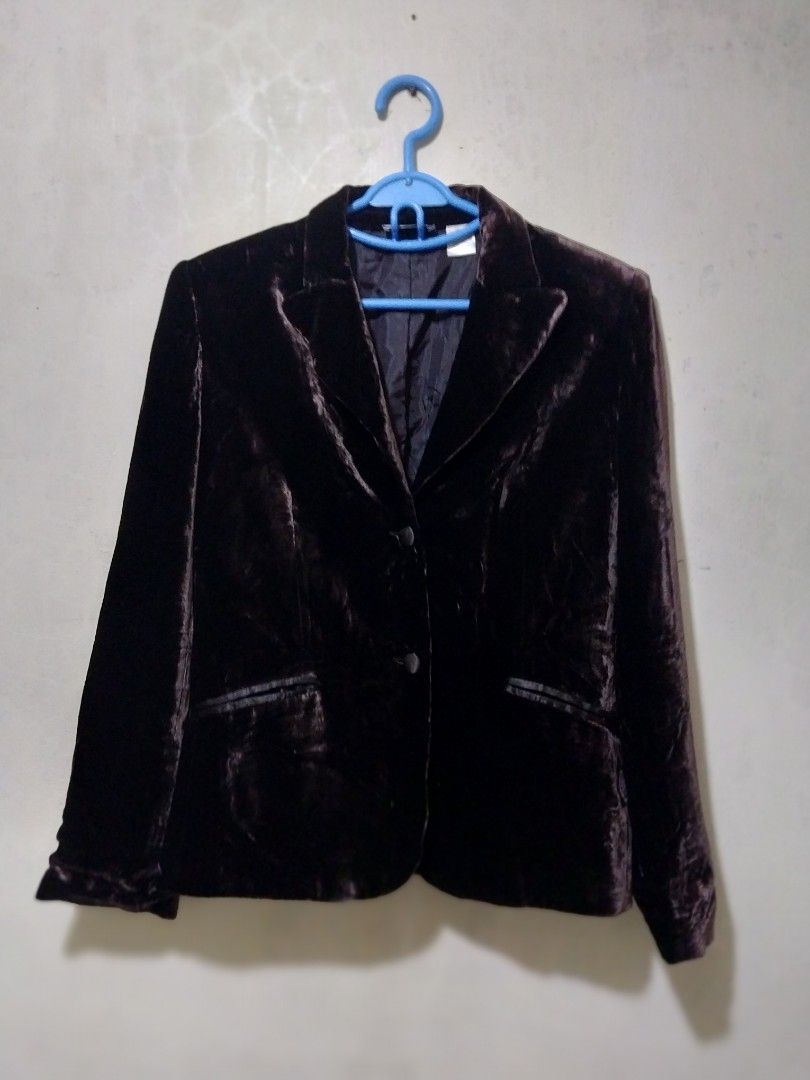 Laura Clement Brown Velvet Blazer (Category: Coats, Jackets and Outerwear) located in Manila. Submitted by PrinceDani.Clothing (Listing ID 1450224183, Image 3). Description: Laura clement brown velvet blazer Medium to large fit 19in width 23in length excellent condition .