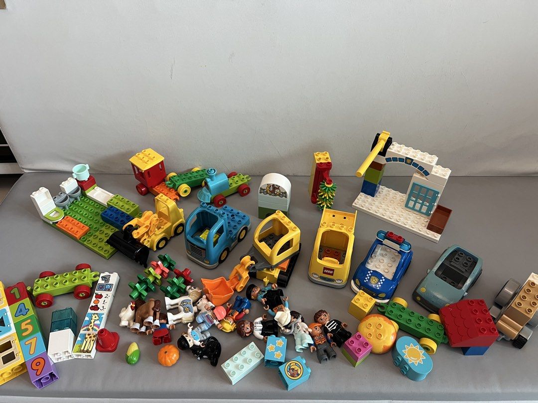 兒童lego 超過四五套不同主題 （分類：樂高及拼砌組合）位於 Hong Kong。 由 _BeeNice_ 提交（商品編號 1450221311，圖片 3）。簡介： 工程車系列，警局，農場，幼兒學習數字火車，火箭。。。。。