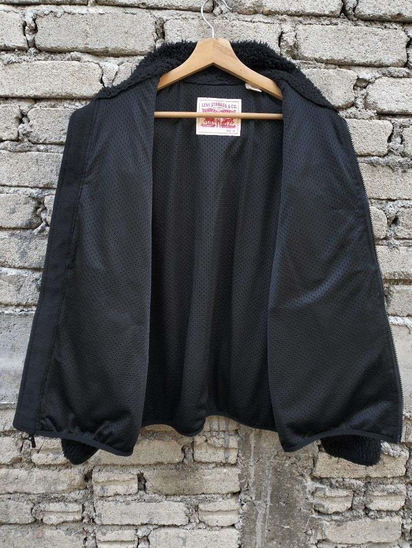 Levi's Patchwork Split Sherpa Jacket (Category: Coats, Jackets and Outerwear) located in Kota Bharu. Submitted by aunibundle (Listing ID 1450277203, Image 3). Description: Condition 9/10 Detail Rujuk Gambar Ukuran Manual Inchi Pit -26 Labuh -27.