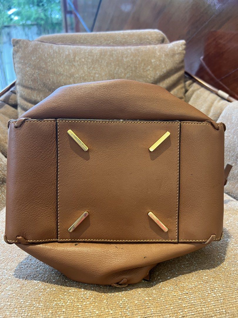Loewe (Category: Luxury Bags & Wallets) located in San Fernando. Submitted by naronvgs (Listing ID 1450259787, Image 3). Description: .