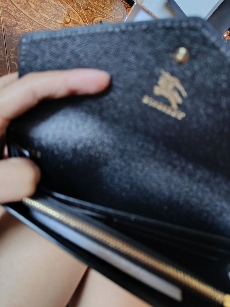 Burberry Long wallet (Category: Luxury Bags & Wallets) located in Kawit. Submitted by laraandrade (Listing ID 1450143152, Image 2). Description: .