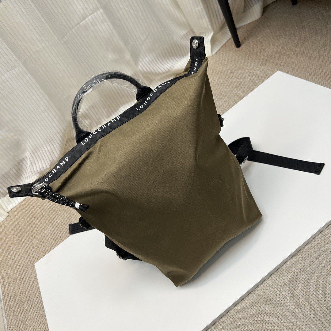 Longchamp Backpack (Category: Bags & Wallets) located in Singapore. Submitted by fancycollzstore (Listing ID 1450196567, Image 3). Description: .