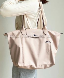 (Category: ) located in . Submitted by fashion.luxe (Listing ID 1450200397, Image 1). Description: .