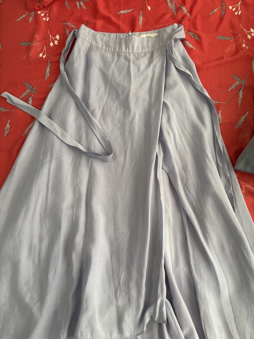 Love Bonito Skirt (Category: Skirts) located in Mandaluyong City. Submitted by xxtin (Listing ID 1450212020, Image 3). Description: - Light purple maxi skirt from Love Bonito - Features a tie waist - Front slit for added detail - Flowy, comfortable material - Perfect for dressing up or down, ideal for summer occasions Can send actual photos. Willing to swap for size medium any color..