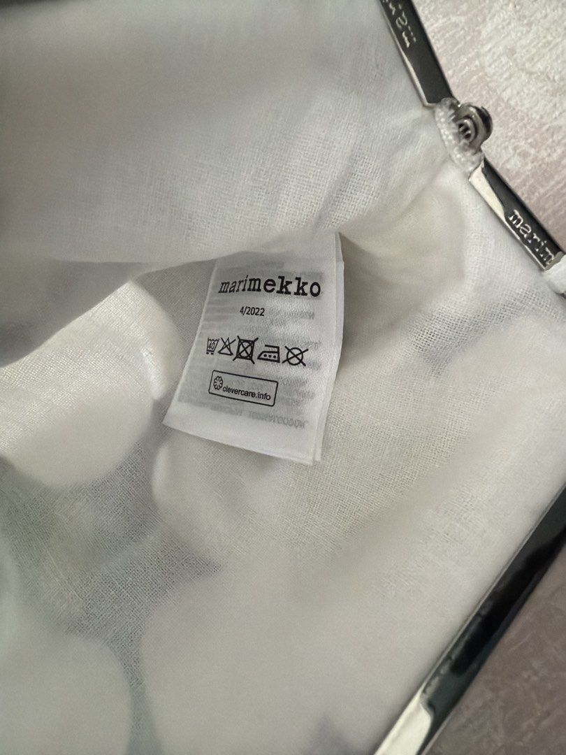 Marimekko 小袋（前後不同花） （分類：銀包、卡片套）位於 Hong Kong。 由 jenc523 提交（商品編號 1450212409，圖片 3）。簡介： Marimekko 萬用小袋 前後不同花。
