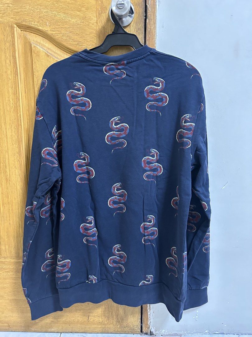 Navy Blue Graphic Sweatshirt (Category: Coats, Jackets and Outerwear) located in Quezon City. Submitted by __hal (Listing ID 1450179289, Image 2). Description: - Size L on tag - Well used .