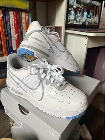 Nike Air Force 1 React D/MS/X White Grey Blue (Category: Sneakers) located in Caloocan City. Submitted by jlofernandez (Listing ID 1450169318, Image 2). Description: - Nike Air Force 1 React D/MS/X - Color: White with grey and blue accents - Size: 3.5Y (Youth) - Includes original box - Ideal for everyday wear Originalw Nike Air Force 1 shipped from US for $149 Size: 3.5Y / 5 Womens Color: White/LT Smoke Grey Never been used RFS: Nike collector cl