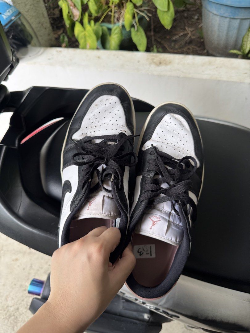 Nike Air Jordan 1 Low Golf (Category: Sneakers) located in Muntinlupa City. Submitted by kairos.ph (Listing ID 1450200347, Image 2). Description: - Nike Air Jordan 1 Low SE GS - Size: US 10.5 - Colorway: White, Black, and Pink - Laces: Black - Ideal for everyday wear.
