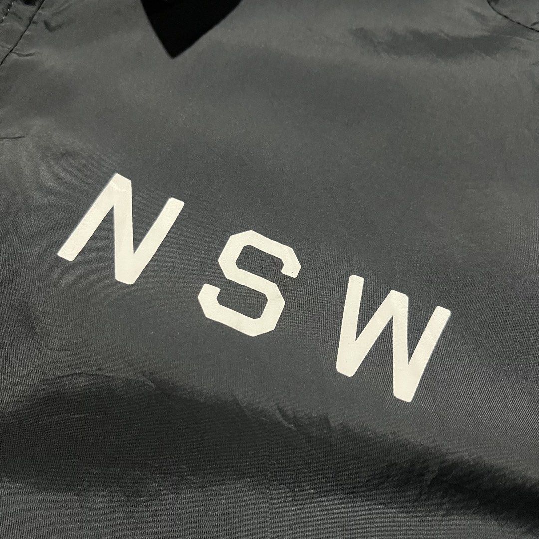 NIKE NSW PACKABLE WINDBREAKER (Category: Coats, Jackets and Outerwear) located in Matalom. Submitted by lusthades066353 (Listing ID 1450272544, Image 2). Description: NIKE NSW PACKABLE WINDBREAKER VERY GOOD CONDITION Sz XL (26x29.5) ISSUE ON PIC 500+SF PM ME‼️.