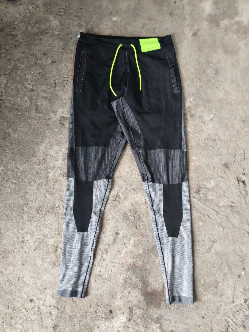 NIKE TECH PACK KNIT SC PANTS (Category: Activewear) located in Talisay. Submitted by nooooooooooooooooy (Listing ID 1450231637, Image 3). Description: NIKE TECH PACK KNIT SC PANTS MEDIUM WAIST 29 TO 32 LENGTH 39 EXCELLENT NO FLAWS, NEED WASH PM💌💌.