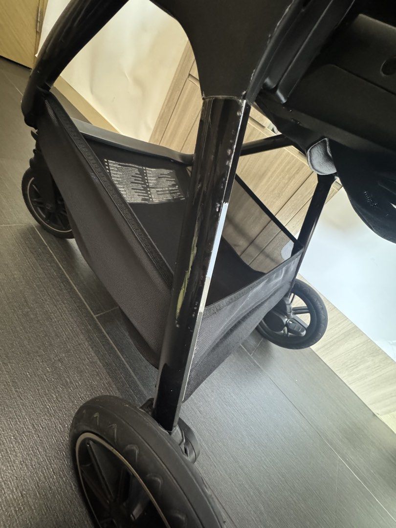 Nuna Triv next 黑色BB車 9成新 （分類：外出用品 - 嬰兒車）位於 Hong Kong。 由 ceres0506 提交（商品編號 1450248801，圖片 2）。簡介： 出Nuna Triv Next BB車 25年3月購入，有收據保養2年，較少使用 車架有貼單車膜，刮痕極少 手柄及扶手沒有夾痕 不含風扇坐墊 。