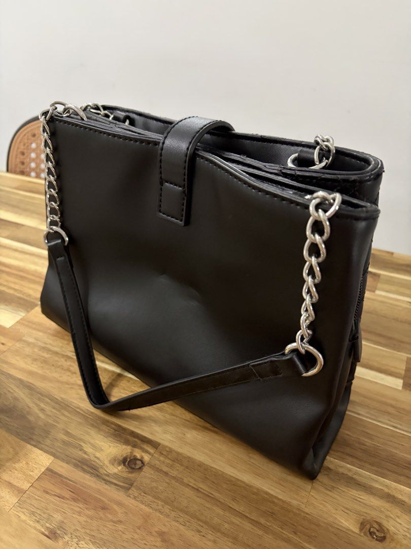 Original Guess handbag (Category: Shoulder Bags) located in Johor Bahru. Submitted by nudah (Listing ID 1450207501, Image 3). Description: Condition 8.5/10 Ada sedikit kesan terkopek but still ok tak nampak.