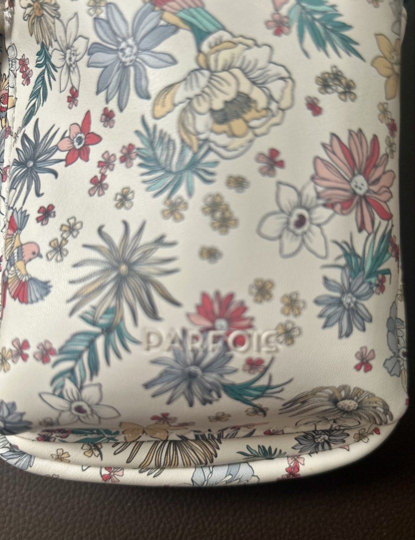 Parfois Mini Crossbody Bag (Category: Cross-body Bags) located in Marikina City. Submitted by decluttering.matters (Listing ID 1450226764, Image 2). Description: ‼️ Please read the details and terms and inspect all the photos Authentic Parfois mini bag. Can fit cellphone, small/slim wallet, and some small stuff. Made of good quality materials. Ang ganda at shiny ng hardwares. The rubber linings in the straps are intact. Malinis ang loob at labas.