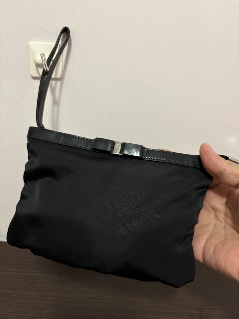 pouch （分類：長銀包）位於 Hong Kong。 由 emsbags 提交（商品編號 1450222000，圖片 3）。簡介： slightly used ferragamo pouch goid condition 。