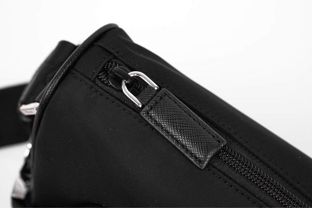 Prada （分類：手袋及銀包）位於 Hong Kong。 由 the_only_way 提交（商品編號 1450268945，圖片 3）。簡介： PRD三角徽標再生尼龍單肩斜挎波 PRD使用的尼龍面料編織密度非常高，紋理細膩均勻，手感相對順滑厚實，而非稀疏或廉價塑料布的感覺，所選用的尼龍面料具有高密度編織結構，極其堅韌，擁有出色的抗撕裂、抗磨損能力，不易刮傷或留下明顯痕跡。。