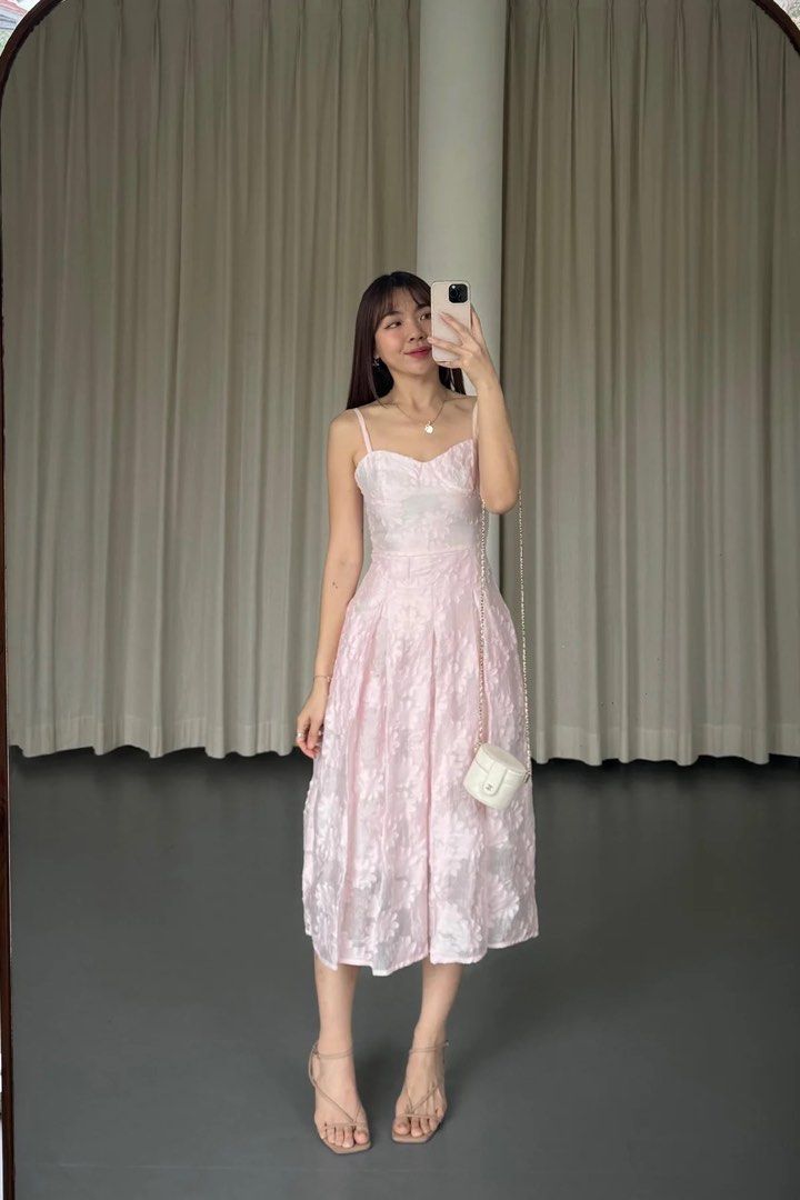 Preloved OUDRE GEMMA DRESS IN PINK (Kategori: Gaun & Rok) berada di Jakarta Pusat. Dikirim oleh preloved_kaaa (ID iklan 1450287189, Gambar 1). Deskripsi: Material: Textured Cotton Jacquard • Weight: 0.6 kg • Color: Available in blue and pink • Model is wearing size S S/M Bust: 74-88 cm (stretch) | Waist: 62-72 cm (stretch) | Length: 118 cm.