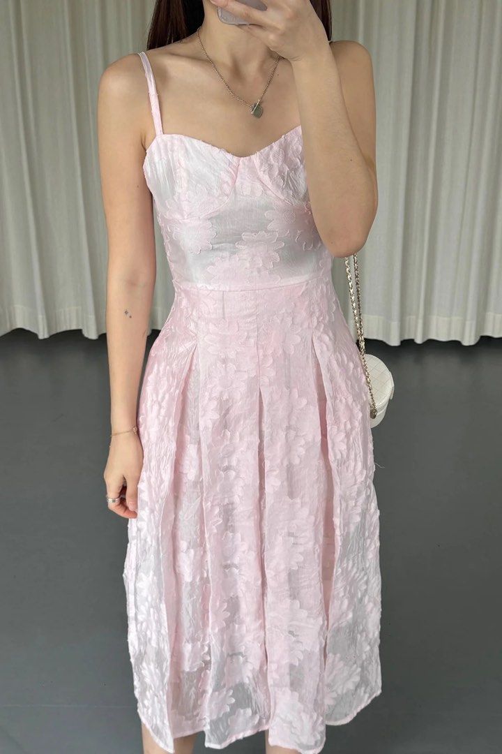 Preloved OUDRE GEMMA DRESS IN PINK (Kategori: Gaun & Rok) berada di Jakarta Pusat. Dikirim oleh preloved_kaaa (ID iklan 1450287189, Gambar 2). Deskripsi: Material: Textured Cotton Jacquard • Weight: 0.6 kg • Color: Available in blue and pink • Model is wearing size S S/M Bust: 74-88 cm (stretch) | Waist: 62-72 cm (stretch) | Length: 118 cm.