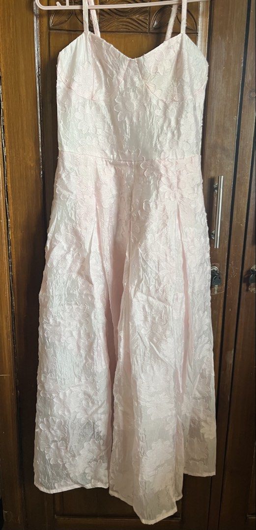 Preloved OUDRE GEMMA DRESS IN PINK (Kategori: Gaun & Rok) berada di Jakarta Pusat. Dikirim oleh preloved_kaaa (ID iklan 1450287189, Gambar 3). Deskripsi: Material: Textured Cotton Jacquard • Weight: 0.6 kg • Color: Available in blue and pink • Model is wearing size S S/M Bust: 74-88 cm (stretch) | Waist: 62-72 cm (stretch) | Length: 118 cm.