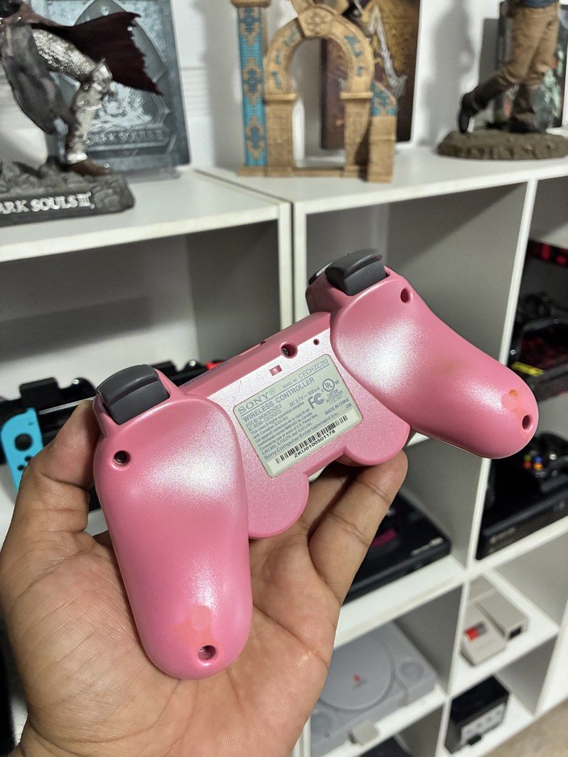PS3 Dualshock 3 (Category: Controllers) located in Quezon City. Submitted by rgsph140 (Listing ID 1450289150, Image 2). Description: For Sale 💵 No Issues 💯 All Tested And Working Buttons 💯 Authentic 💯 All Analog Tested 💯 Description: PS3 Controller Dualshock 3 Sixaxis Candy Pink Price: 1500 pesos Mode of Payment: Cash or Gcash Shipping: Grab/Lalmove/LBC Meet ups Location: Soliven Litex Jollibee 24 Hours Warranty Crossposted Item !.
