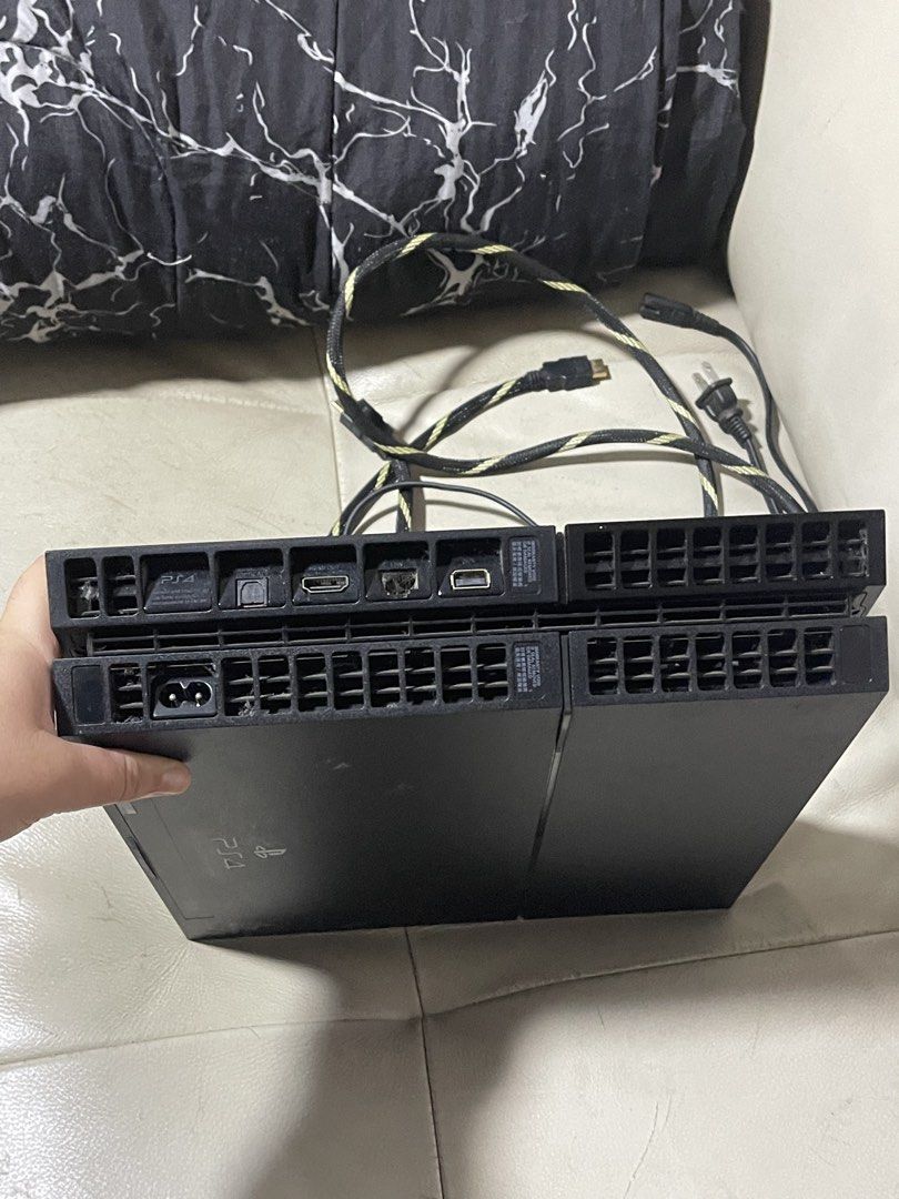 PS4 (Category: PlayStation) located in Singapore. Submitted by drshefah (Listing ID 1450179013, Image 3). Description: Very lightly used.