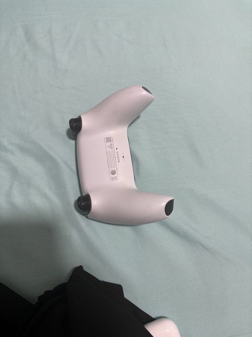 ps5 controller (Category: Controllers) located in Singapore. Submitted by jixned (Listing ID 1450275933, Image 2). Description: missing left grip overall condition 9/10.