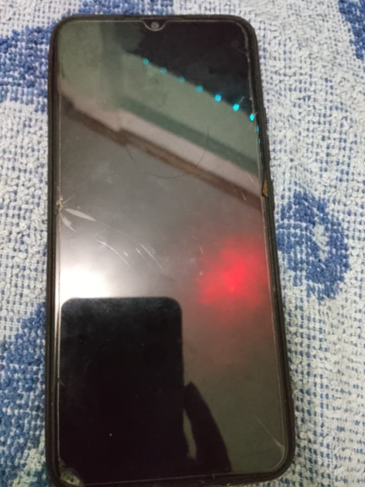 Realme Defective Android Phone (Category: Android Others) located in Roxas City. Submitted by calebscollections (Listing ID 1450311802, Image 2). Description: Issue: Sira yung sidebutton, may power di lng ma on since di ma pintod yung on button Sabi din ni tech may issue din sa battery half the life duration Pag sure buyer may buwas, pwedi COD via SPX.