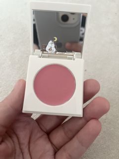 (Category: ) located in . Submitted by simplydecluttering_makeup (Listing ID 1450220753, Image 1). Description: .