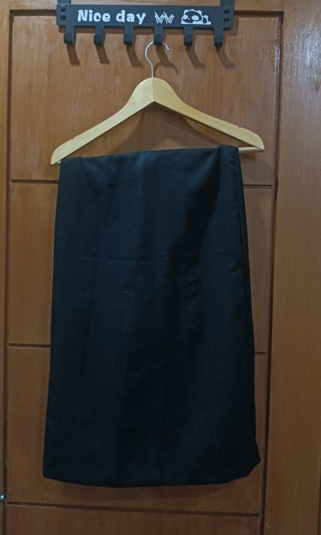Rok span hitam wanita (Kategori: Gaun & Rok) berada di Tangerang. Dikirim oleh fuco.preloved (ID iklan 1450274416, Gambar 1). Deskripsi: Hello, pretty! Welcome to Relove.id <3 Semua item di sini adalah preloved yang masih cantik dan bersih yaaa Masih bingung soal ukuran, bahan, atau mau minta foto/video detail? Langsung chat aja, jangan malu-malu~ aku siap bantu semaksimal mungkin!.
