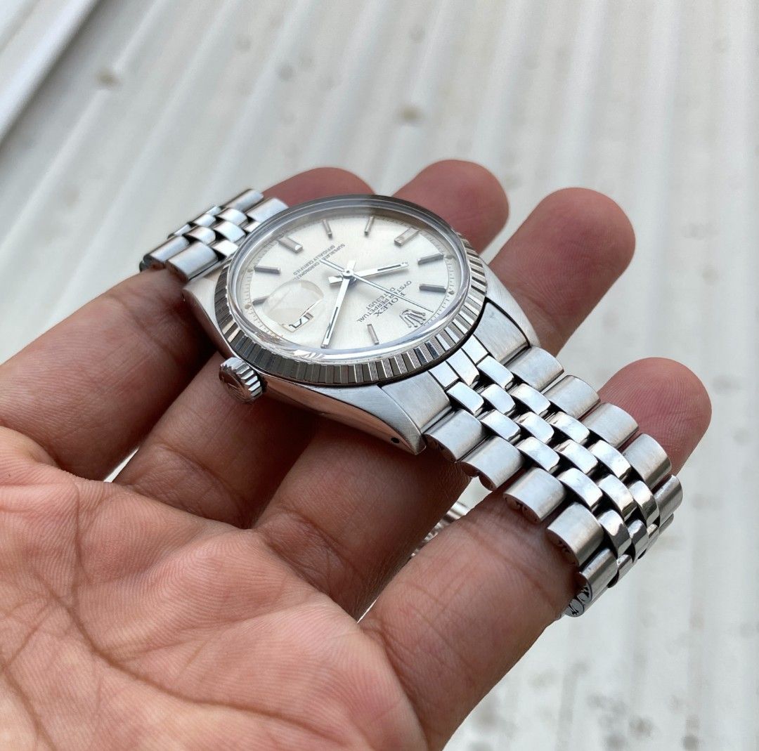 RO-LEX DATEJUST 1603 AUTOMATIC (Kategori: Jam Tangan) berada di Jakarta Pusat. Dikirim oleh hartanghat39194 (ID iklan 1450139692, Gambar 3). Deskripsi: RO-LEX DATEJUST 1603 AUTOMATIC Tahun: 1974 * Hanya Jam Saja * Kondisi: Vintage Mulus (Mint)🔥 Sigma Dial✨ Case: 36 mm Rantai Jubilee Investasi Bagus ⌚️ Sulit Ditemukan✅ Barang Koleksi ✅ — Pengiriman ke Seluruh Dunia🛥 — Pengiriman Lokal✅.