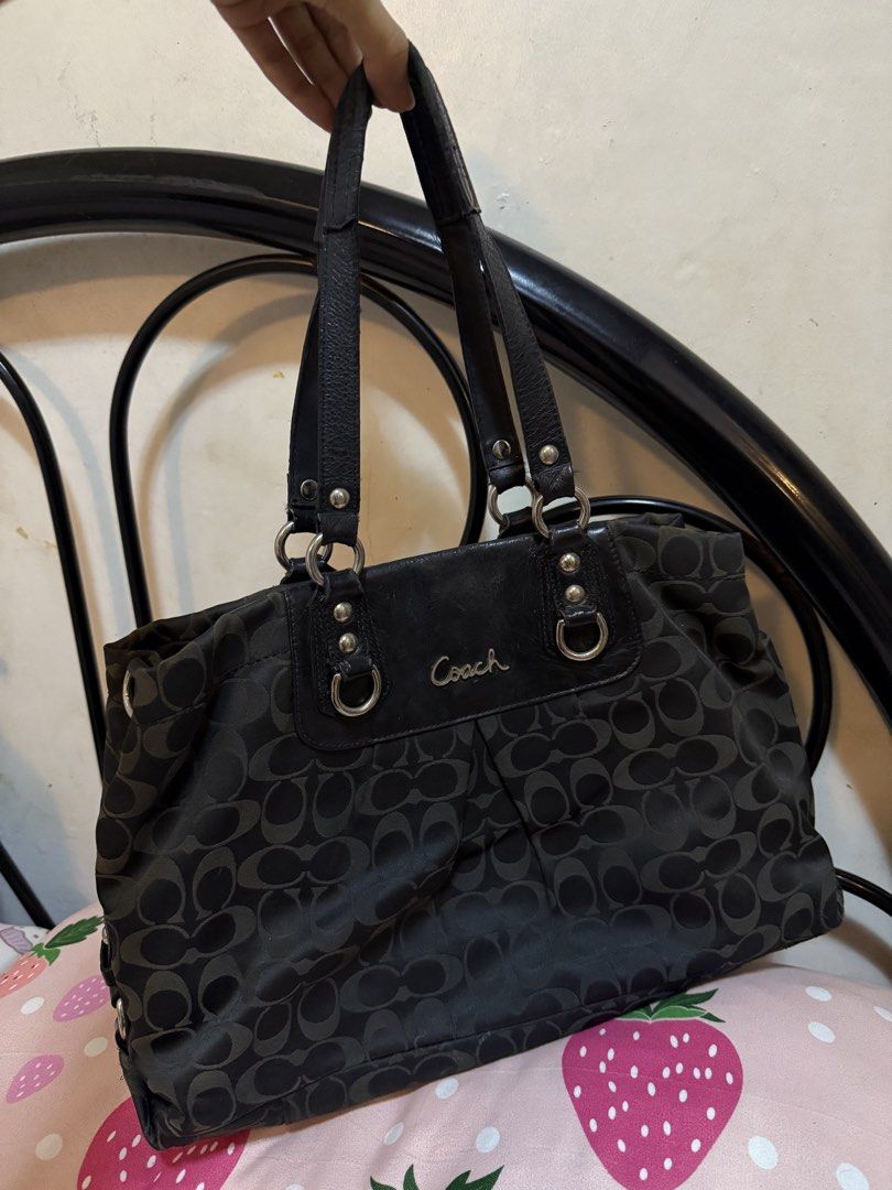 Rush! Authentic Coach Signature Medium Tote Bag (Category: Tote Bags) located in Bulacan. Submitted by apparela (Listing ID 1450306208, Image 1). Description: authentic only issue is bakbak na yung sa handle need wash last price posted.