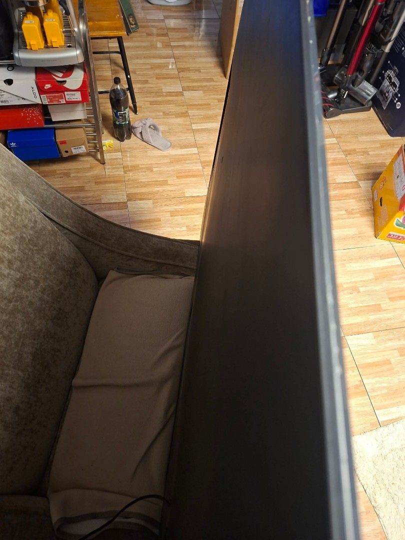 Samsung 65inch Qled 4k UHD (Category: TV) located in Caloocan City. Submitted by souththrift_taytay (Listing ID 1450289602, Image 3). Description: Samsung qled 4k uhd Good Condition From New Zealand 220v Size: 65in Super slim No stand With wall bracket No issue Pick up in Taytay.