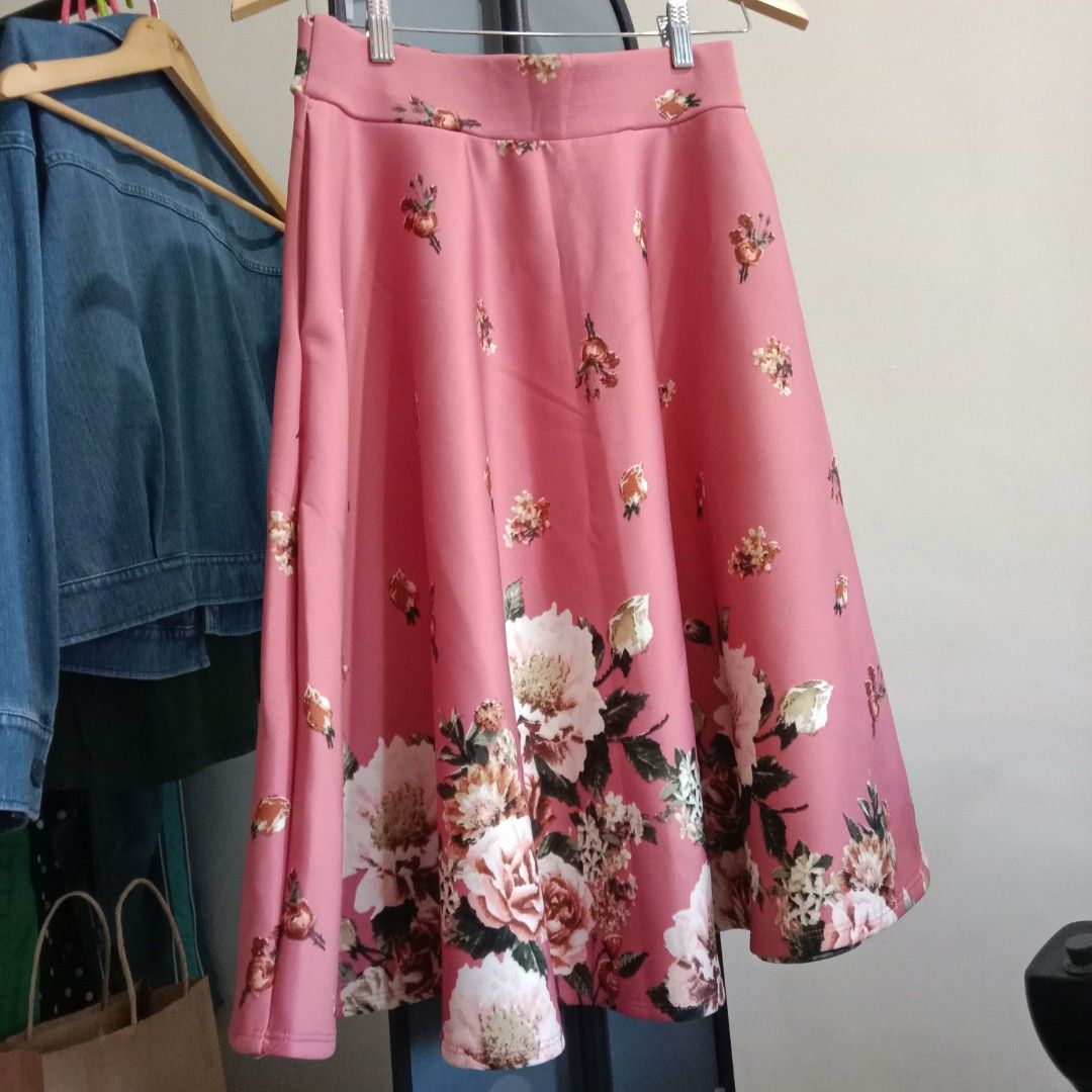 S-M Pink Floral Midi Skirt (Category: Skirts) located in Solano. Submitted by bags_infinity (Listing ID 1450152949, Image 2). Description: 🌷waist: 27-30" 🌷 length: 26.5" 🌷w/ functional pockets ✨slightly negotiable ✨yes, available if still listed.