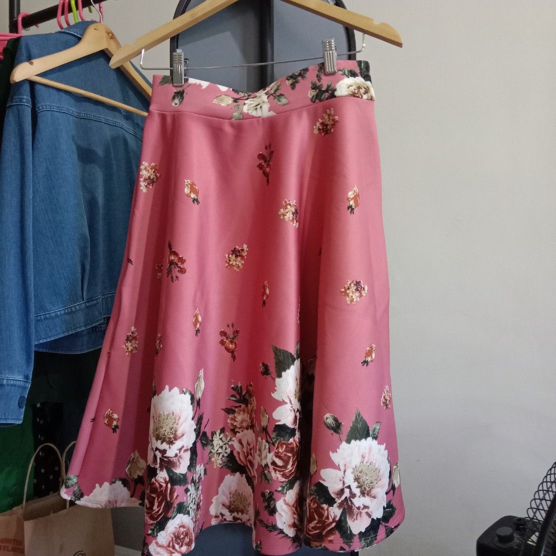 S-M Pink Floral Midi Skirt (Category: Skirts) located in Solano. Submitted by bags_infinity (Listing ID 1450152949, Image 1). Description: 🌷waist: 27-30" 🌷 length: 26.5" 🌷w/ functional pockets ✨slightly negotiable ✨yes, available if still listed.