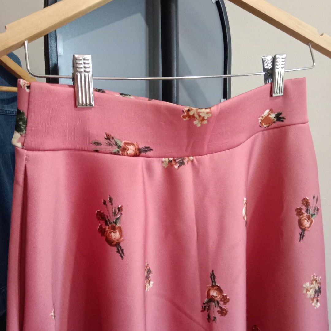 S-M Pink Floral Midi Skirt (Category: Skirts) located in Solano. Submitted by bags_infinity (Listing ID 1450152949, Image 3). Description: 🌷waist: 27-30" 🌷 length: 26.5" 🌷w/ functional pockets ✨slightly negotiable ✨yes, available if still listed.