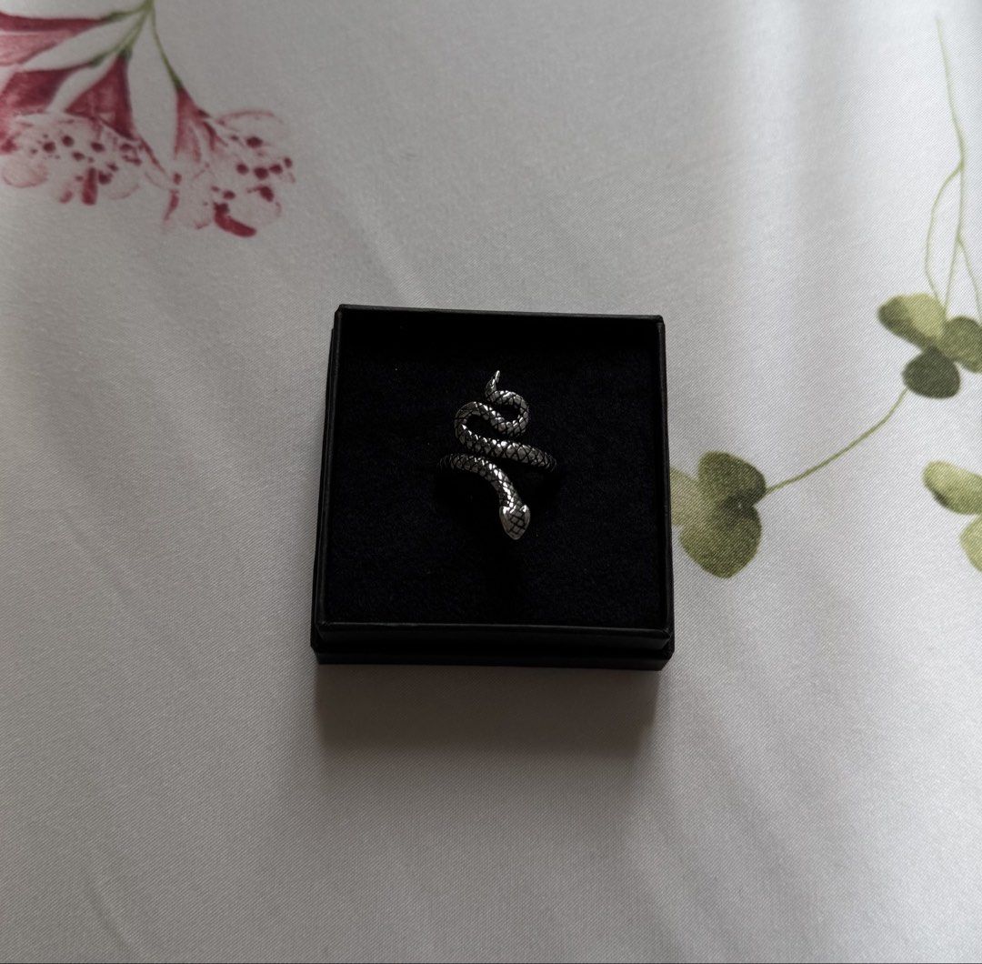 Snake Ring Silver (Category: Rings) located in Singapore. Submitted by notsavage (Listing ID 1450167404, Image 1). Description: - stainless steel - US 7 - free tracked 📬.