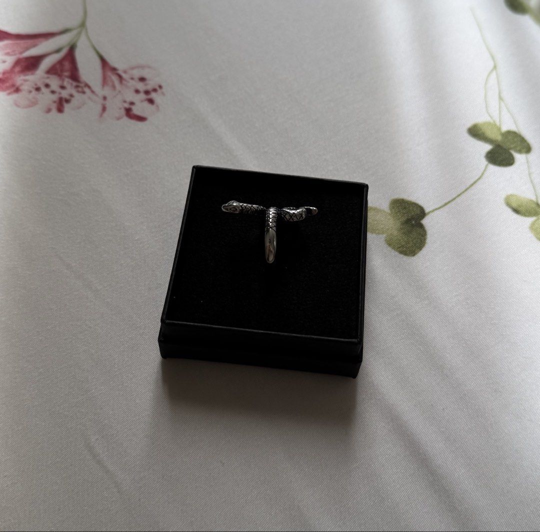 Snake Ring Silver (Category: Rings) located in Singapore. Submitted by notsavage (Listing ID 1450167404, Image 2). Description: - stainless steel - US 7 - free tracked 📬.