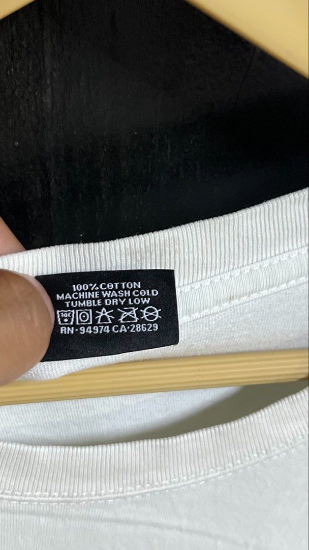 Stussy Graphic Tee T-Shirt Size M (Category: Tshirts & Polo Shirts ) located in Pontevedra. Submitted by thrift01 (Listing ID 1450138549, Image 3). Description: - Classic white Stussy graphic t-shirt - Features a prominent red 'S' logo and text on the front - "Made in Mexico" label - Crafted from 100% cotton for comfort - Easy care: Machine wash cold, tumble dry low - Ideal for casual outfits and streetwear looks.