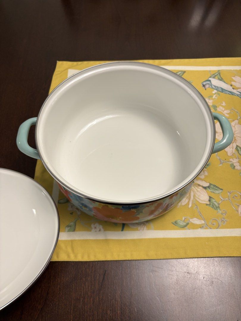 The Pioneer Woman Enamel Dutch Oven Floral Design (Category: Cookware & Accessories) located in Kuala Lumpur. Submitted by harithniall (Listing ID 1450271744, Image 3). Description: - Adorable floral Dutch oven from The Pioneer Woman. - Features charming light blue handles and trim. - Clean white interior. - Perfect for cooking soups, stews, or baking delicious treats. - Generous size: approximately 10 inches in diameter. - A lovely addition to a