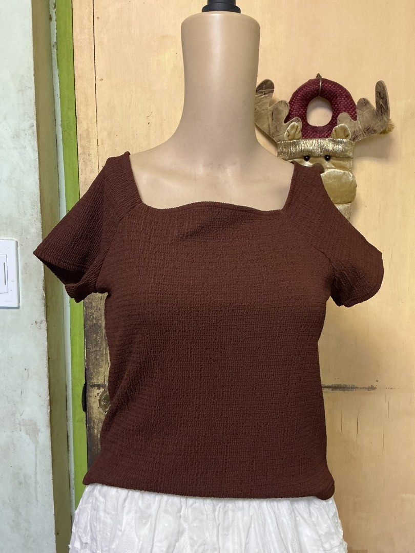 Uniqlo brown top (Category: Others Tops) located in Dolores. Submitted by narssandra (Listing ID 1450221865, Image 2). Description: .