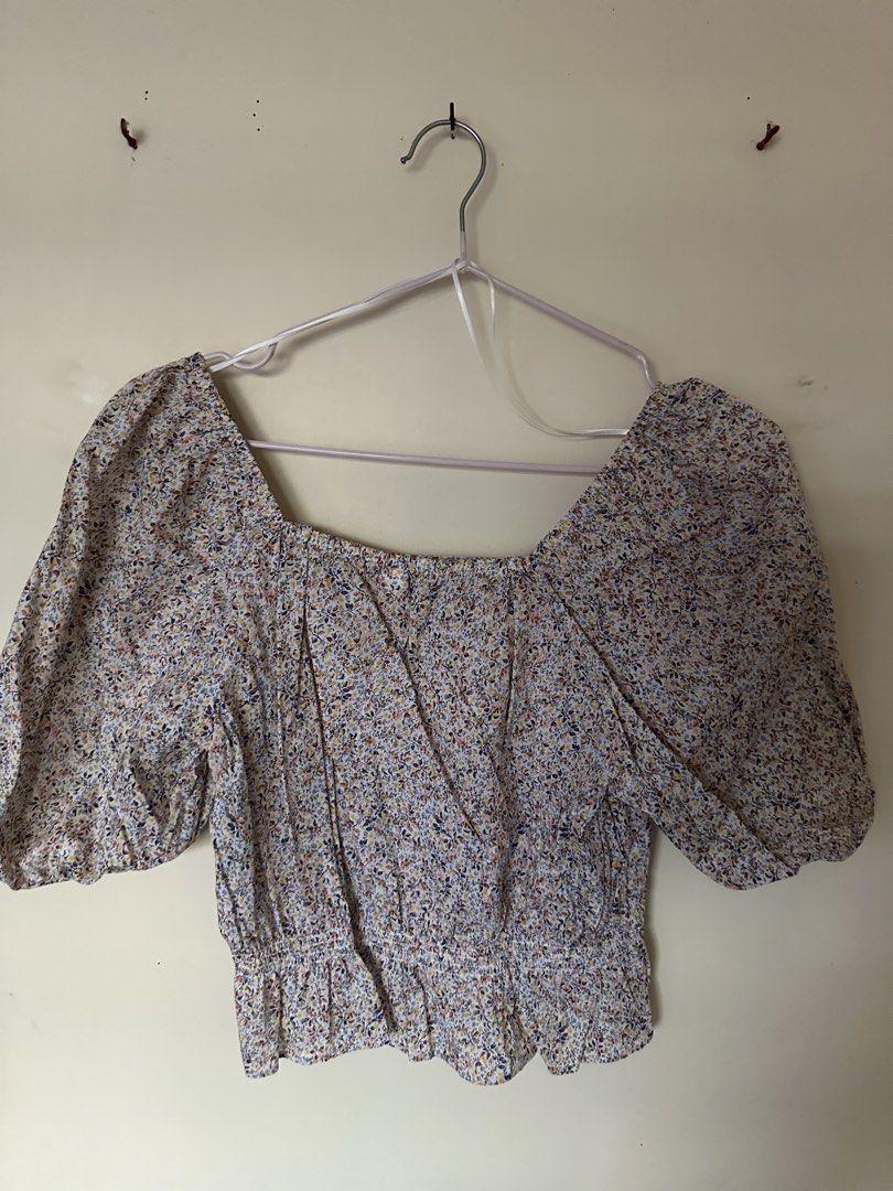 Uniqlo Floral CropTop Blouse BUNDLE (Category: Blouses) located in Bulacan. Submitted by found_and_loved (Listing ID 1450270134, Image 1). Description: .