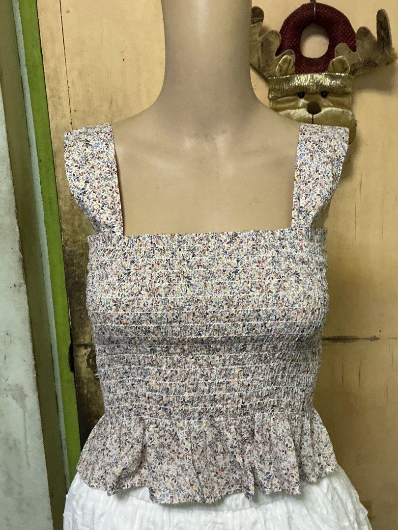 Uniqlo floral top (Category: Others Tops) located in Dolores. Submitted by narssandra (Listing ID 1450220947, Image 2). Description: .