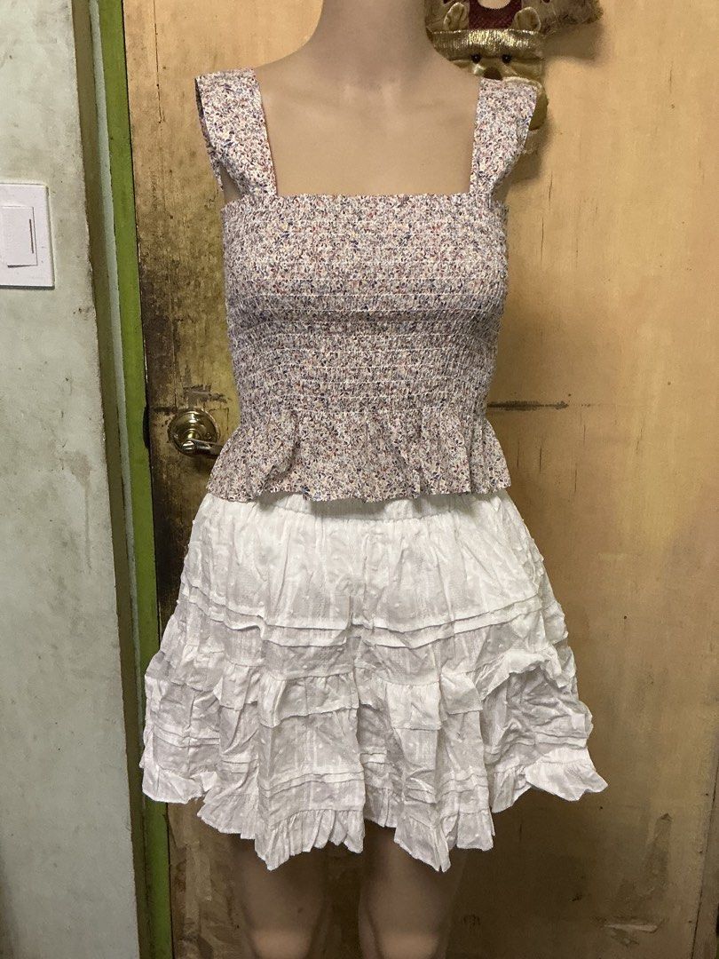 Uniqlo floral top (Category: Others Tops) located in Dolores. Submitted by narssandra (Listing ID 1450220947, Image 1). Description: .