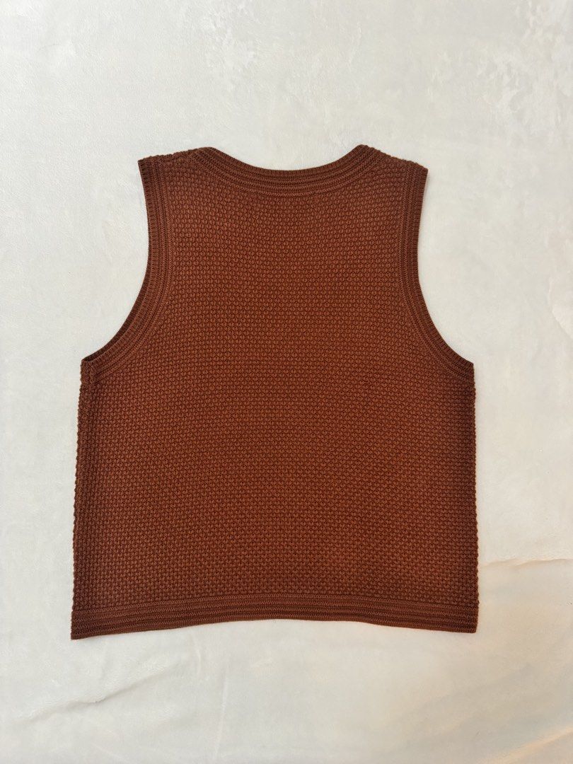 UNIQLO Orange 🍊 top (Category: Others Tops) located in Manila. Submitted by namiskyumi (Listing ID 1450279469, Image 2). Description: - super comfortable - very light feel - has premium quality details - super good on casual days RFS: decluttering .
